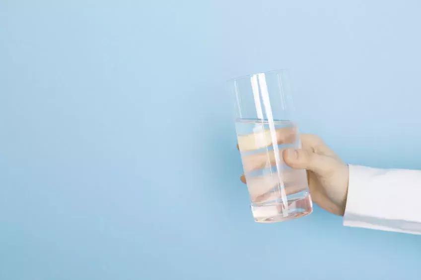 多喝水和少喝水对身体有什么影响,多喝水少吃饭身体会怎么样