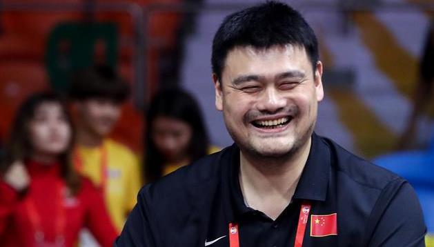 足球记者质疑男篮不专业，篮协主席不该乱管？却忘了姚明另3身份