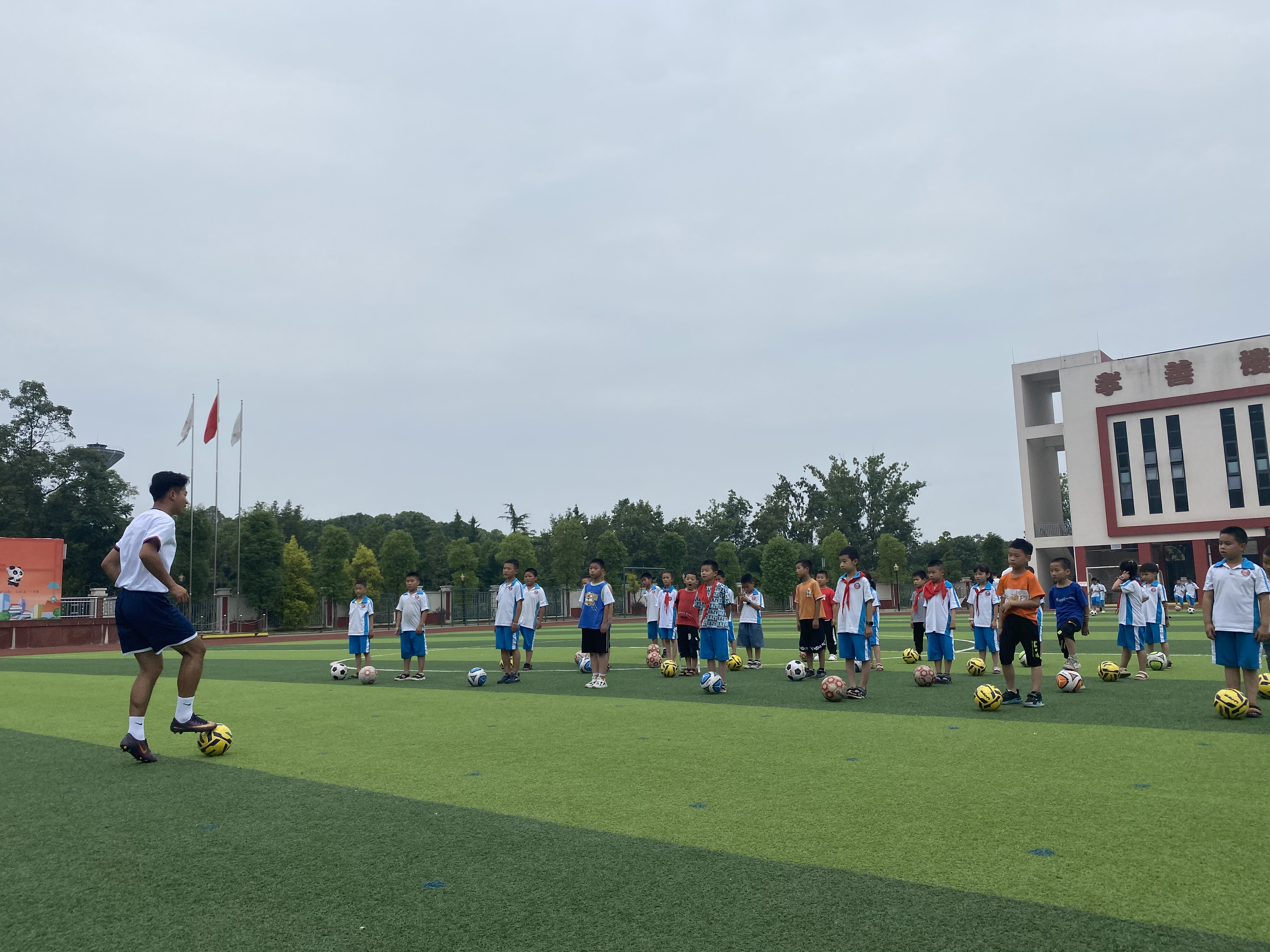 公益足球课走进乡村学校,足球线上公益课