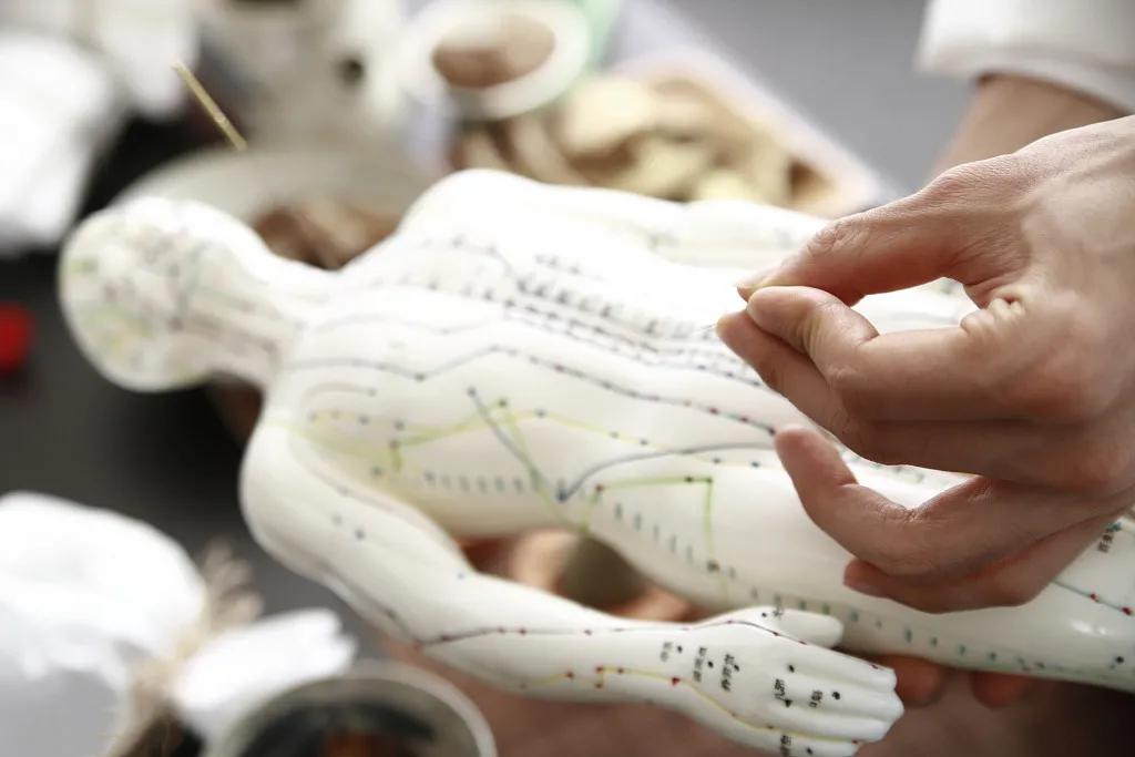 搓脚心补肾气,搓脚心补肾阴虚还是肾阳虚