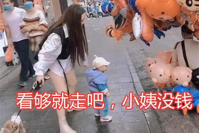霸气小姨一手拎娃一手拎狗,霸气小姨带娃走红视频