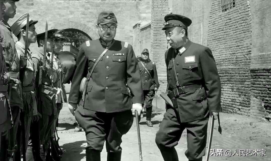 为了拍好这部《地道战》，朱龙广摔裂了右膝导致自己残疾，刘江戴假牙嘴巴被磨得发肿，苦不堪言