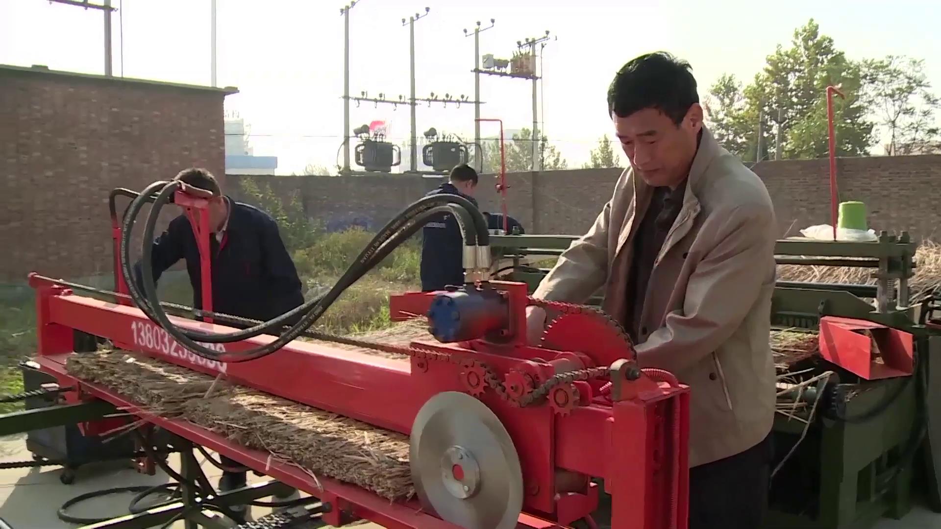 农村大叔动手做一张实木床,农村大叔做床