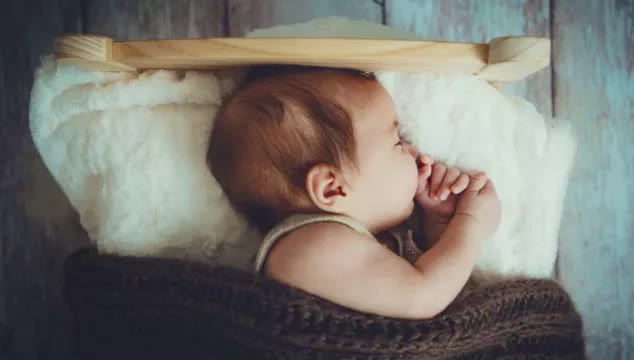 育婴师实操视频辅助翻身,如何教宝宝翻身