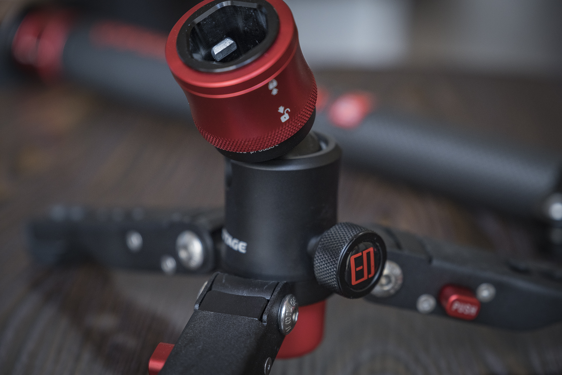 聚目开箱丨明明能靠脸，偏要拼才华——印迹COBRA2代独脚架开箱