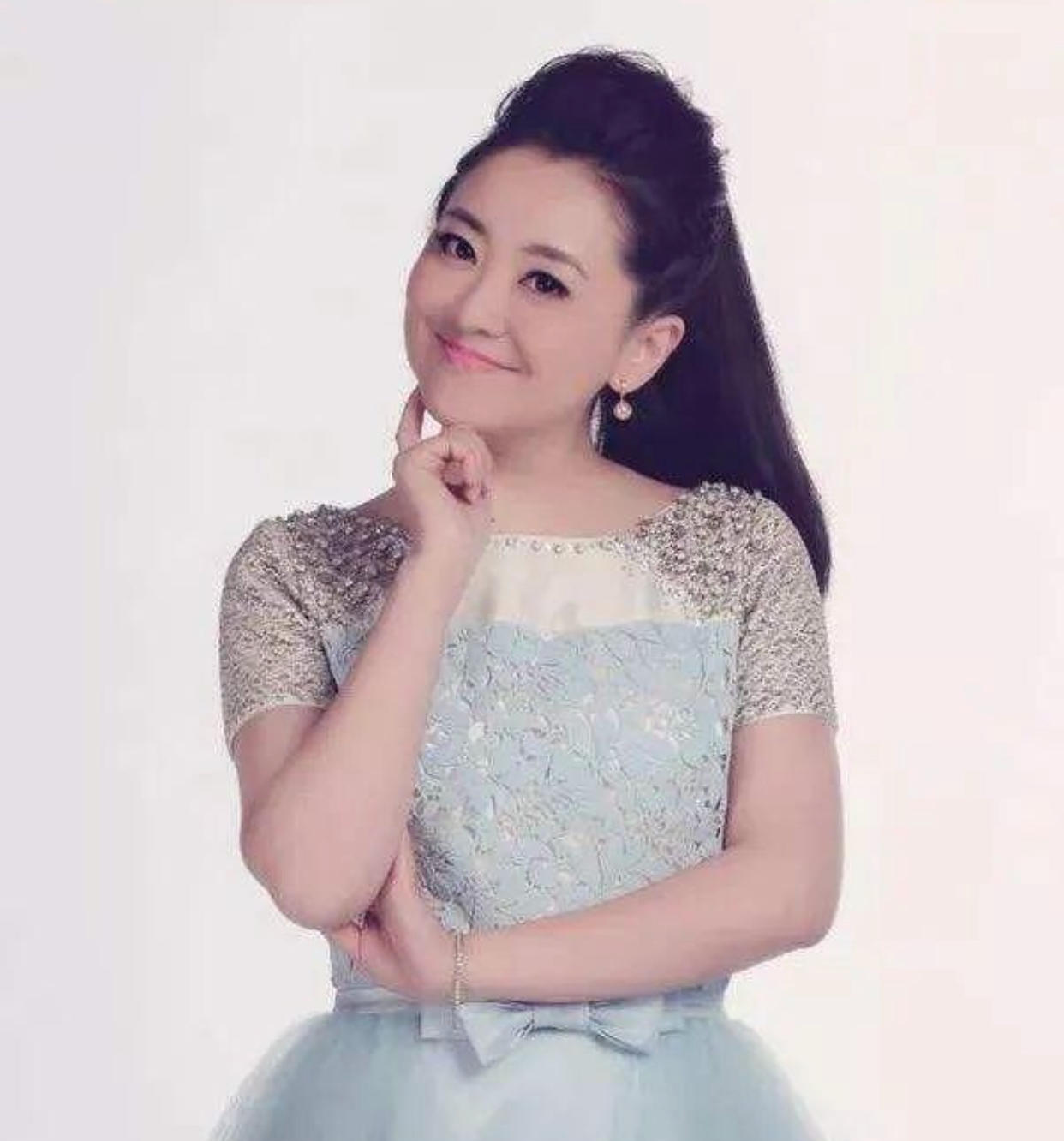 高龄生子、嫁神秘富商、退休成网红，“童年回忆”们变样了吗？