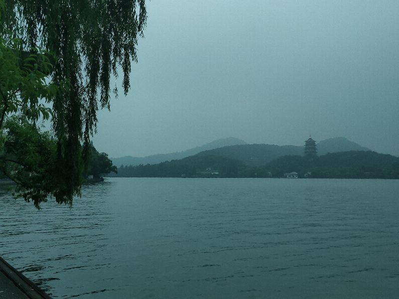 杭州西湖断桥好大的雨,杭州西湖断桥残雪夜景下雨