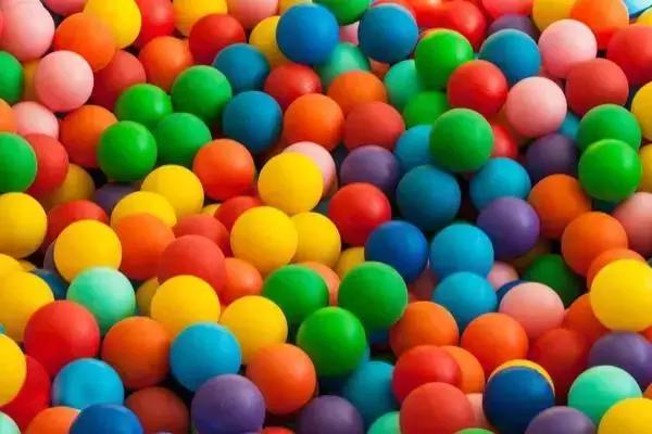 网红海洋球,海洋球玩得很开心