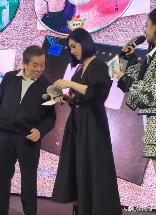 吹自己是铁粉，结果当场打脸，真社死啊…