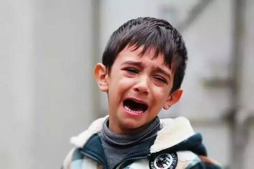 小孩总是爱哭父母怎么引导,孩子总爱哭不坚强