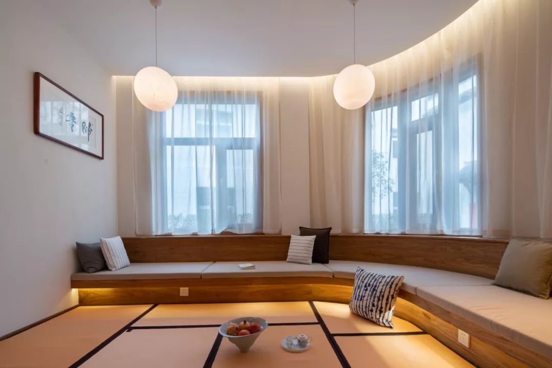 秋日河畔画中小镇，隐于茶园流水，山水间三店新开旅居吃茶慢生活