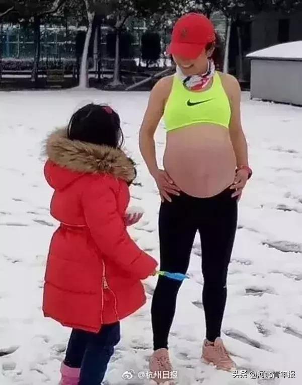 强！40岁美女准妈妈挺7个多月孕肚，在石家庄跑了个马拉松！这届准妈妈太猛了
