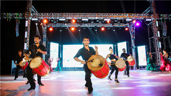 深坑旅奇妙夜泼水狂欢东欧火舞……佘山盛夏狂欢季从欢乐谷“出发”