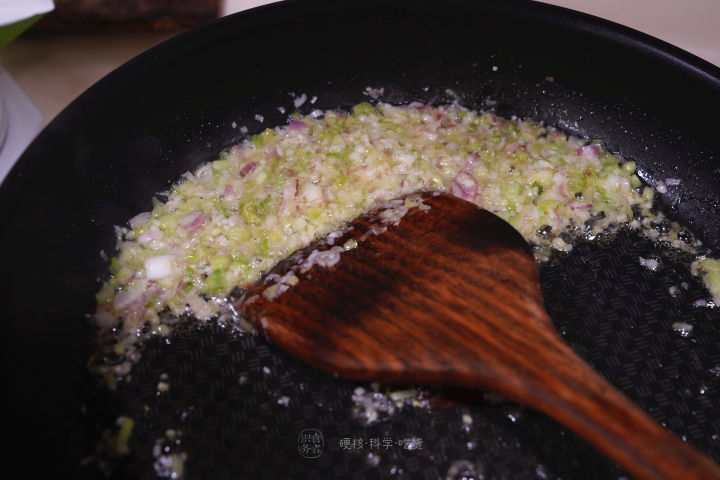 煎牛排爆油怎么办,煎牛排放黑胡椒容易糊吗