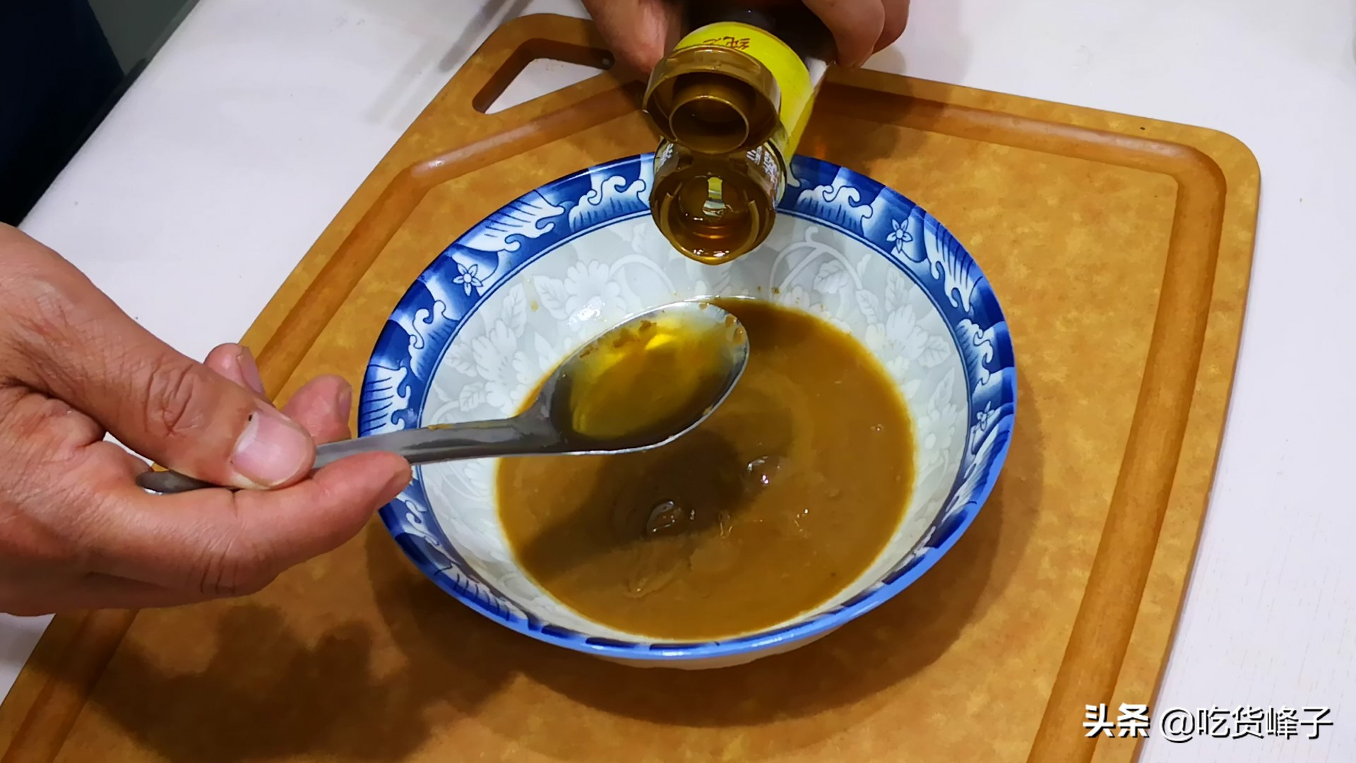 用油调芝麻酱的方法,调芝麻酱千万别直接用水