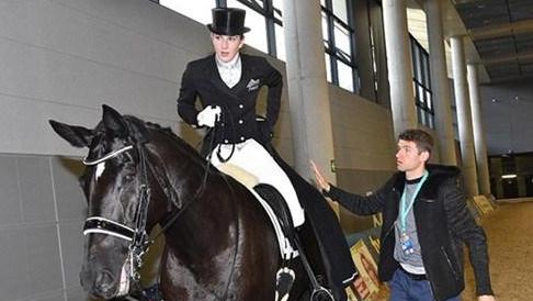 c罗捐300万美金建足球场,c罗投资一个亿到中国