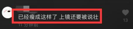 关晓彤反戴鸭舌帽,关晓彤戴着口罩