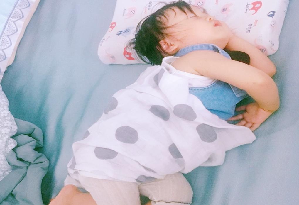 你家宝宝踢被子吗？儿科医生：孩子踢被子的7个原因，妈妈要知道