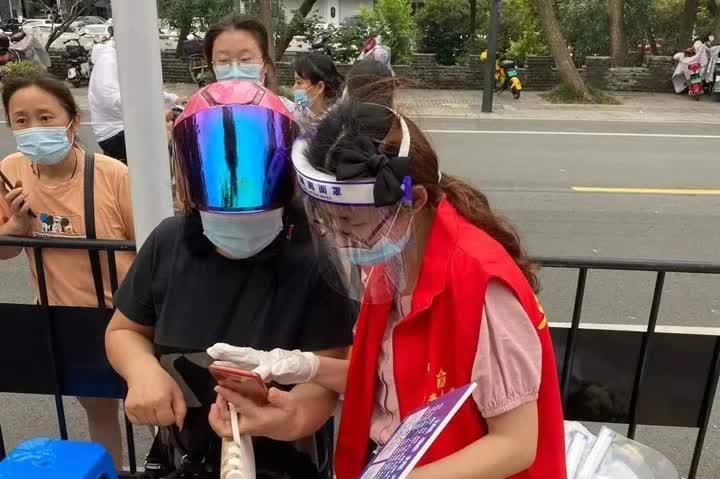 网格员协助社区疫情防控,社区网格员做好跟踪落实居家隔离