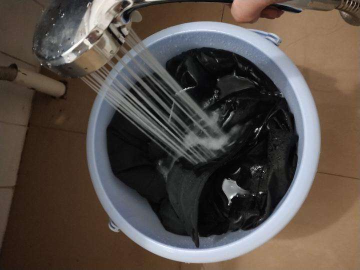 如何让旧衣服颜色变光泽,黑色衣服久了发亮怎么清洗