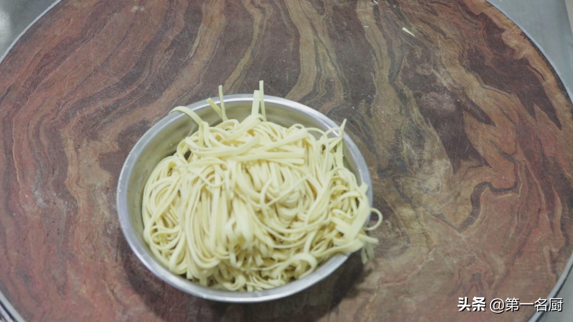 饭店的豆腐皮怎么凉拌的,四川正宗川味水煮麻辣豆腐皮做法