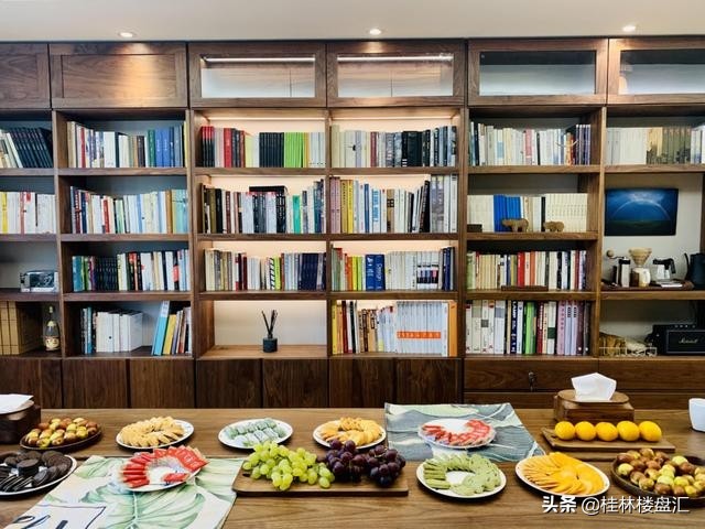 客厅沙发与大桌子的组合,客厅桌子代替沙发