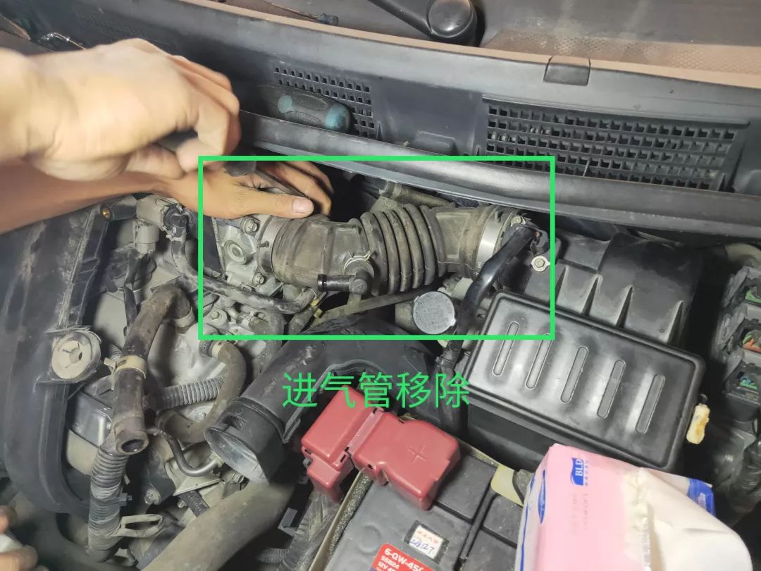 尼桑骐达1.6t更换铱铂金火花塞,日产阳光2011款换火花塞