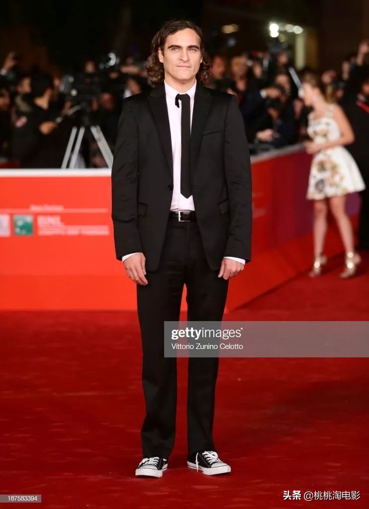 华金菲尼克斯名利场采访,华金菲尼克斯小丑西装