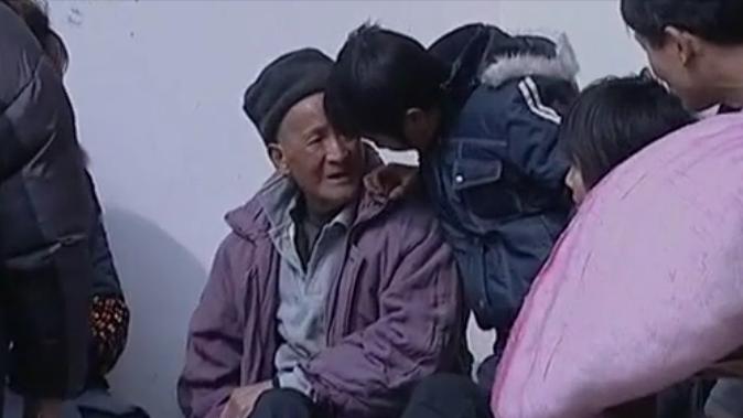 老人突然人体自燃烧成灰,老人自燃真实视频