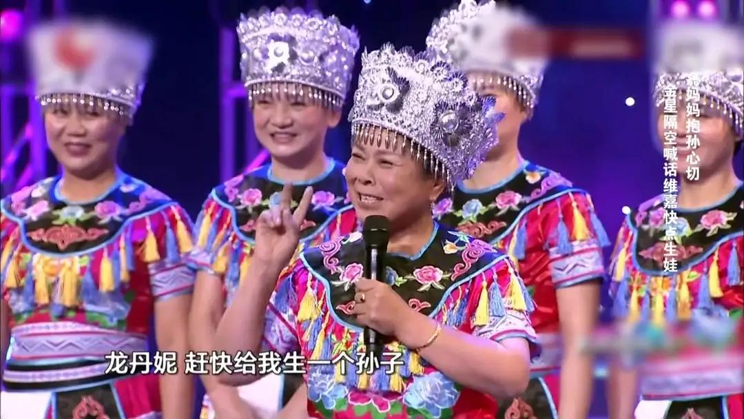 何炅自曝初恋当上“电灯泡”，青涩情谊变单恋，女主被疑是龙丹妮