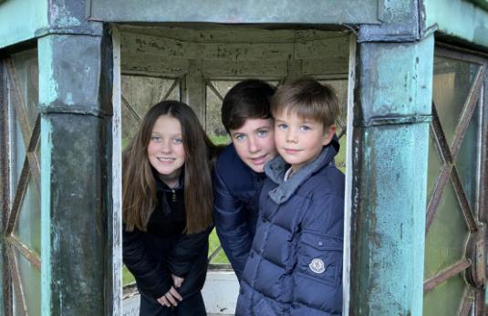 丹麦的“百年奇迹”龙凤胎8岁啦！网友：基因太好！做鬼脸都可爱