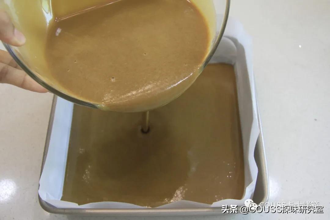 让密集恐惧症集体绕道的蜂巢蛋糕