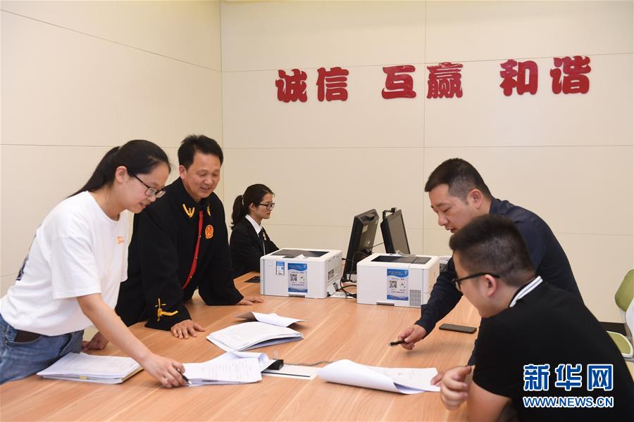 以习*平近**同志为核心的*党**中央推进全面依法治国纪实