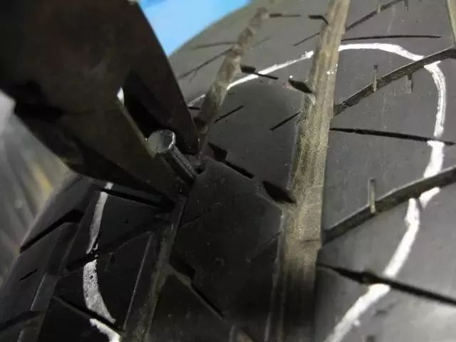 有车的朋友们要当心这个补胎套路,老司机都不知道汽车养护