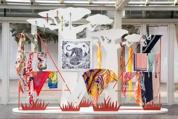 爱马仕丝巾为啥这么贵？7万多种颜色耗时两年看完就觉得值了