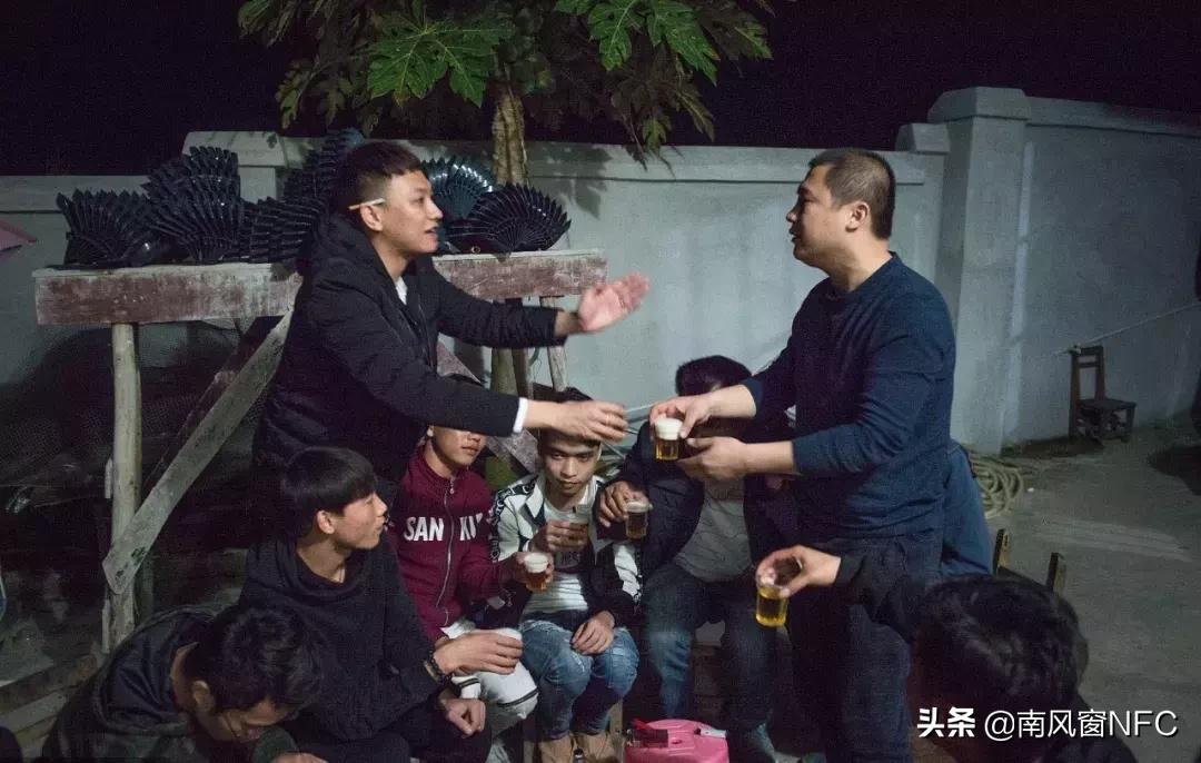 村里的打工仔照片,村里年轻人返乡成网红