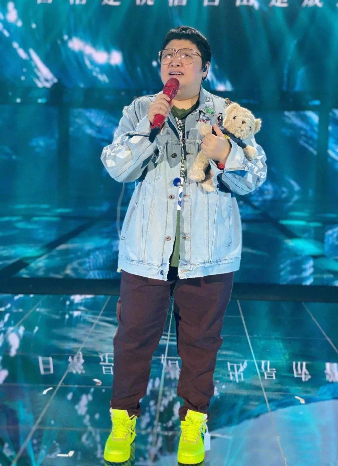 韩红早期军装照,18岁的韩红穿着军装