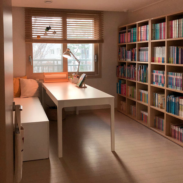 适合一家四口的书房式客厅 (五口之家客厅书房一体设计)