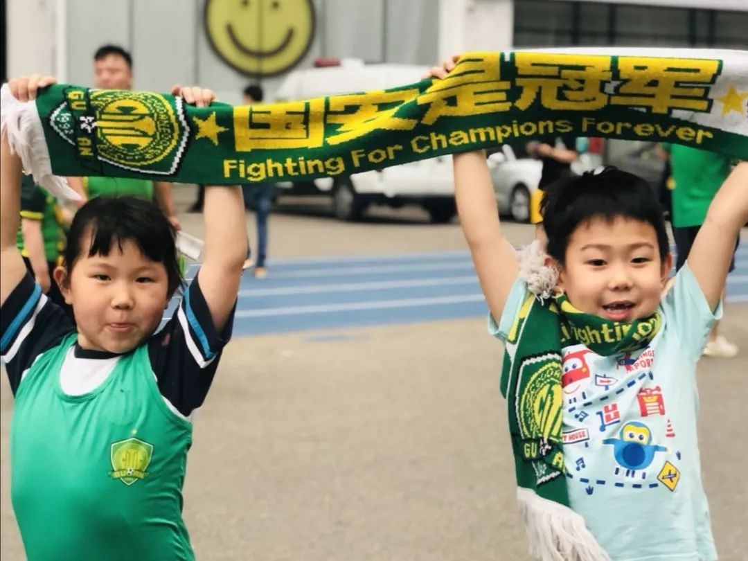 胡同看足球,胡同里踢足球教学视频