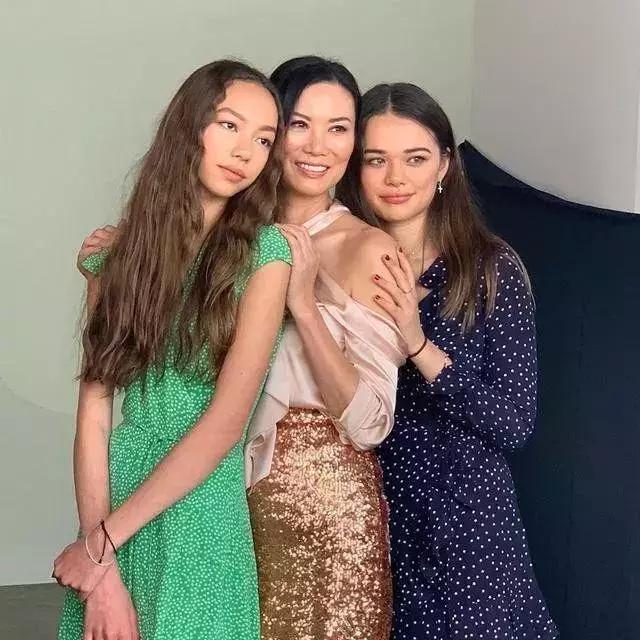 刚和嫩模男友分手，50岁邓文迪又收割一位富豪