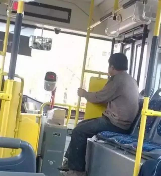 这才是董卿真实的样子,董卿跪地为什么获得网友的称赞