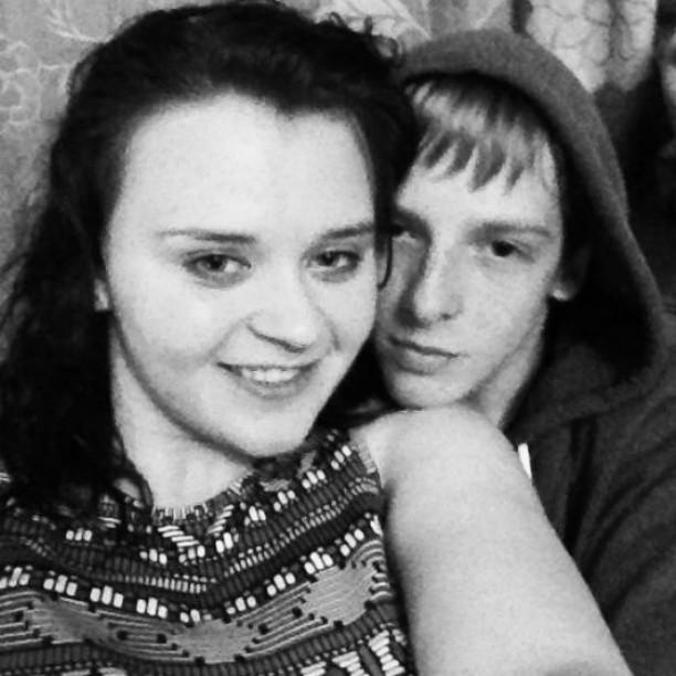 女大学生和男友熬夜追剧下肢麻木后就医被告知已终身瘫痪