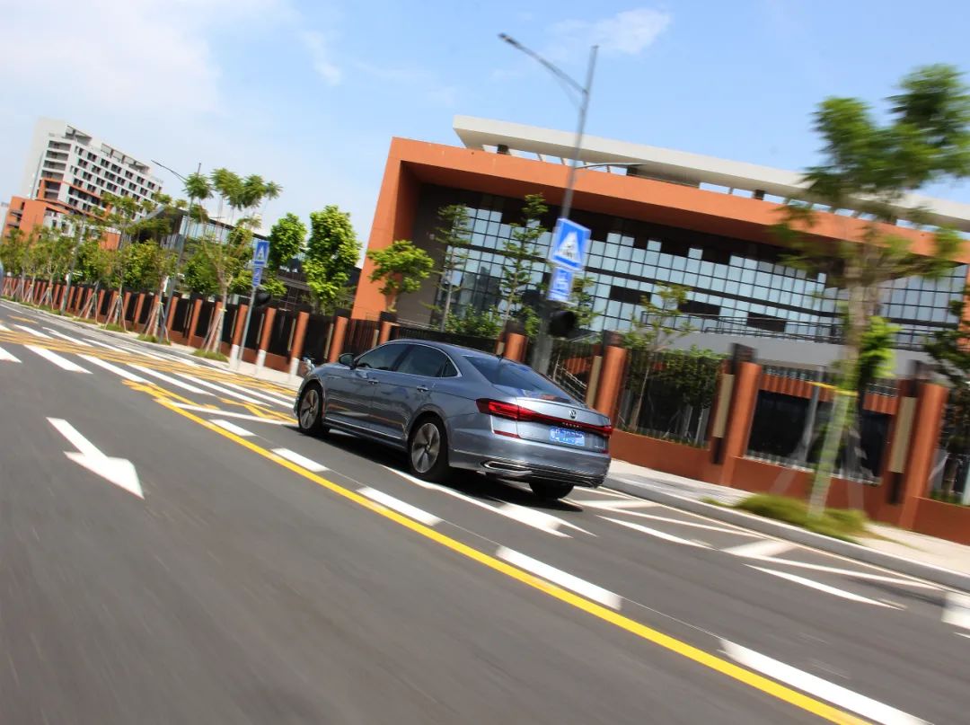 最新款帕萨特顶配评测,不再油腻