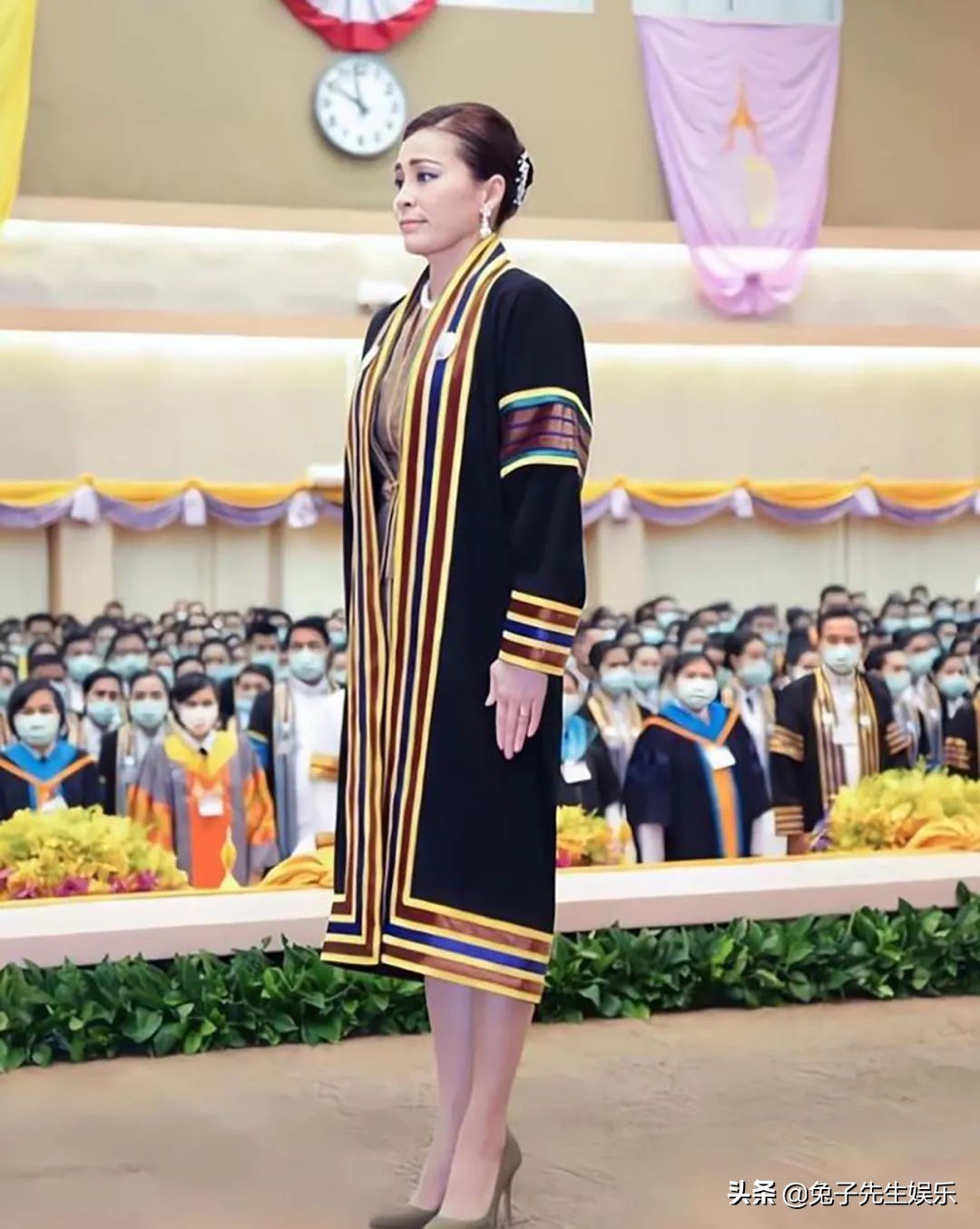 泰王和贵妃出席活动,泰王携贵妃王后出席活动