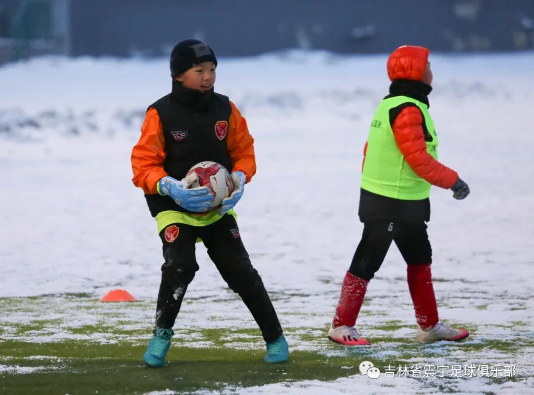雪地快乐踢球,冰天雪地足球