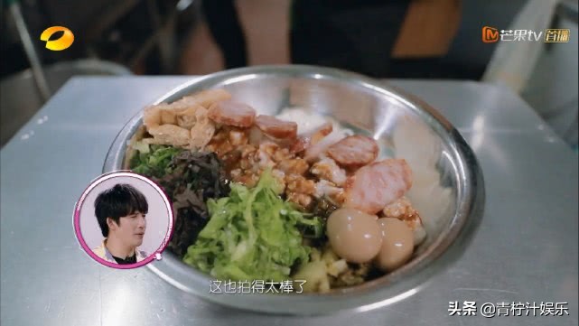 同回到娘家，林允爸妈做13道菜给女儿吃，王鸥和母亲坐姿显生疏