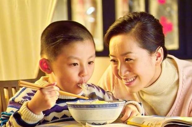 宝宝多大就能和大人吃一样的饭了,宝宝多大就能和大人一起吃饭了