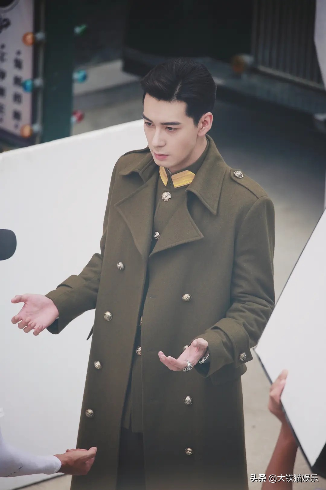 民国军装男神霸气出场,成毅帅气军装