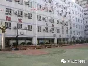 很多家长挤破头要去民办学校,西安家长挤破脑袋让孩子上的学校