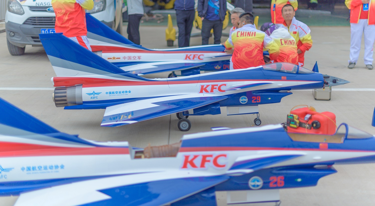 “上校爷爷”搭载航模，苍穹之上礼赞国庆